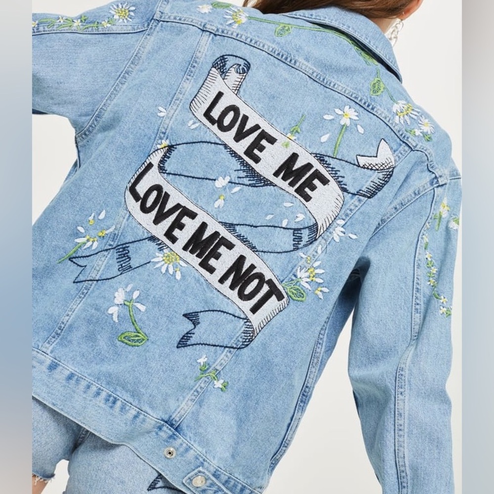 NWT TOPSHOP “LOVE ME NOT” EMBROIDERED OVERSIZED DENIM JACKET SIZE 4